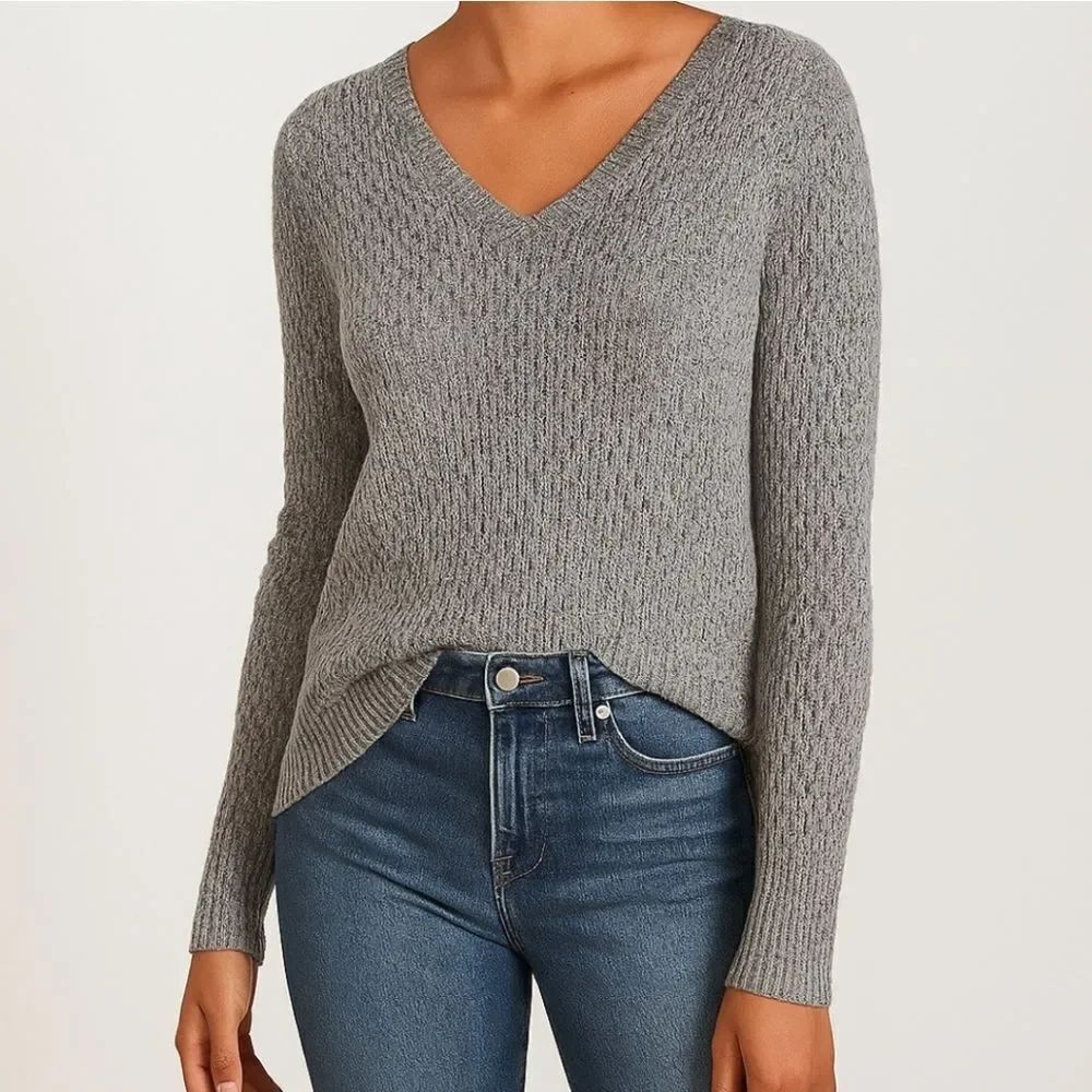 American Eagle Gray V Neck Long Sleeve Sweater Size XS